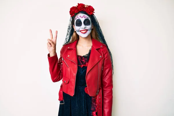 Mulher Vestindo Dia Traje Morto Sobre Branco Sorrindo Olhando Para — Fotografia de Stock