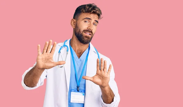 Junge Hispanische Mann Arztuniform Und Stethoskop Ängstlich Und Verängstigt Mit — Stockfoto