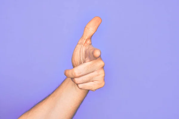 Mano Joven Caucásico Mostrando Los Dedos Sobre Fondo Púrpura Aislado — Foto de Stock