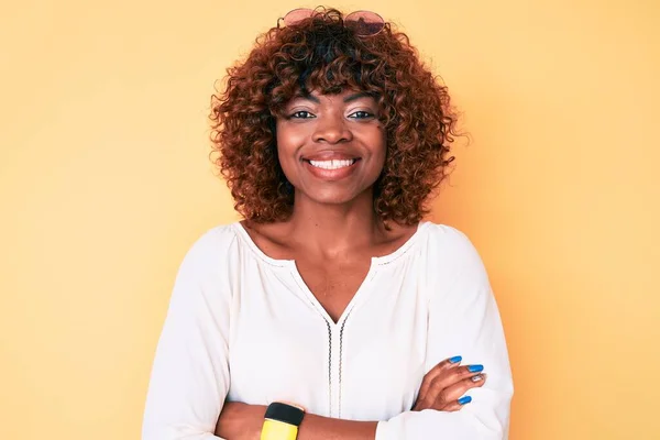 Νεαρή Αφροαμερικάνα Που Φοράει Καθημερινά Ρούχα Χαρούμενο Πρόσωπο Χαμογελώντας Σταυρωμένα — Φωτογραφία Αρχείου