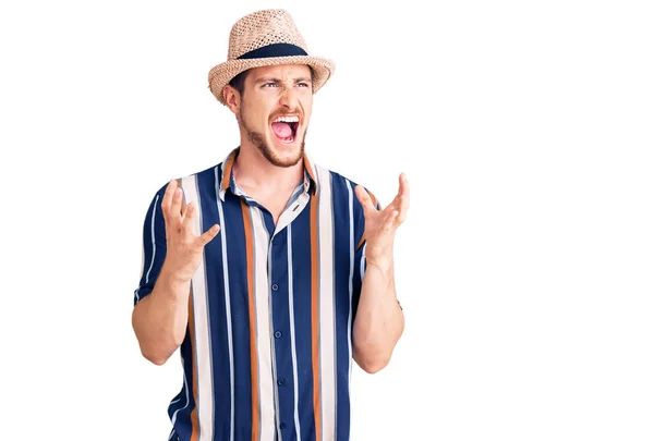 Young Handsome Caucasian Man Wearing Summer Hat Crazy Mad Shouting — Stock Photo, Image