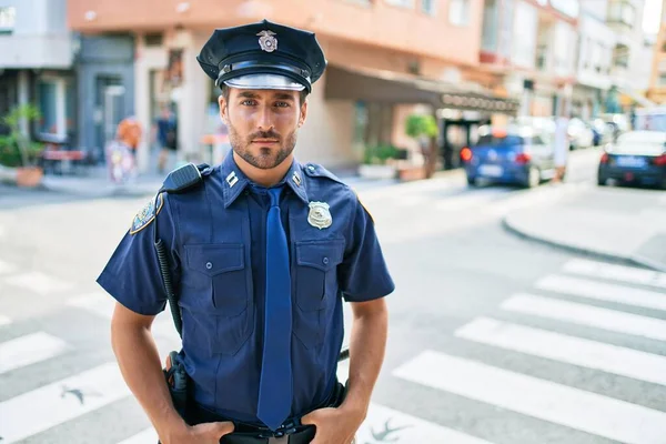 Młody Przystojny Policjant Mundurze Policyjnym Stojąc Poważnym Wyrazem Twarzy Ulicy — Zdjęcie stockowe