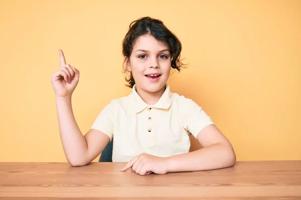 Carino Ispanico Bambino Indossa Abiti Casual Seduto Sul Tavolo Sorridente — Foto Stock