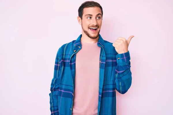 Jovem Homem Bonito Vestindo Roupas Casuais Sorrindo Com Rosto Feliz — Fotografia de Stock