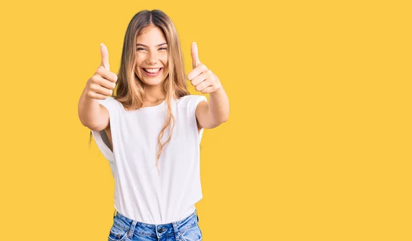 Hermosa Mujer Caucásica Con Pelo Rubio Vistiendo Camiseta Blanca Casual — Foto de Stock