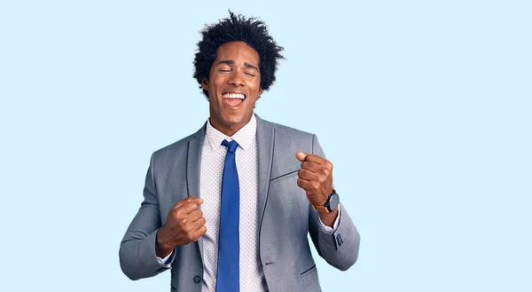 Schöner Afrikanisch Amerikanischer Mann Mit Afro Haaren Und Business Jacke — Stockfoto