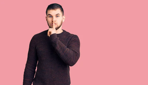 Homem Bonito Jovem Vestindo Camisola Casual Pedindo Para Ficar Quieto — Fotografia de Stock