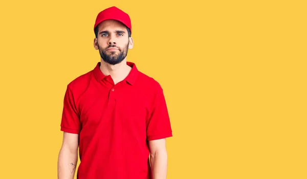 Homem Bonito Jovem Com Barba Vestindo Uniforme Entrega Relaxado Com — Fotografia de Stock