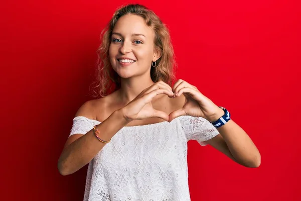 Hermosa Mujer Caucásica Con Ropa Casual Sobre Fondo Rojo Sonriendo — Foto de Stock