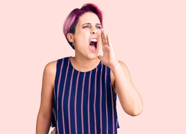 Young Beautiful Woman Pink Hair Wearing Casual Clothes Shouting Screaming — Stock Photo, Image