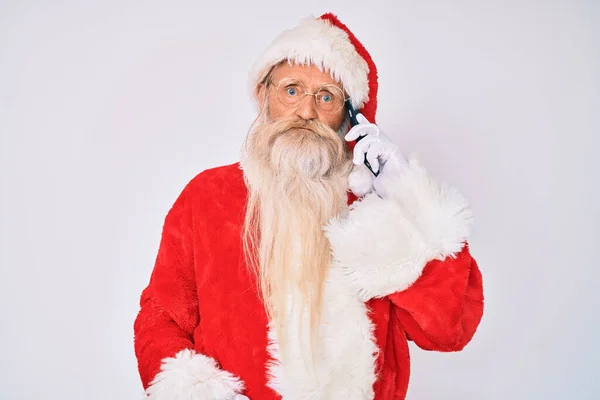 Παλιά Ανώτερος Άνθρωπος Φορώντας Κοστούμι Santa Claus Μιλώντας Στο Τηλέφωνο — Φωτογραφία Αρχείου