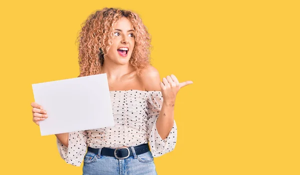 Giovane Donna Bionda Con Capelli Ricci Tenuta Vendita Poster Che — Foto Stock