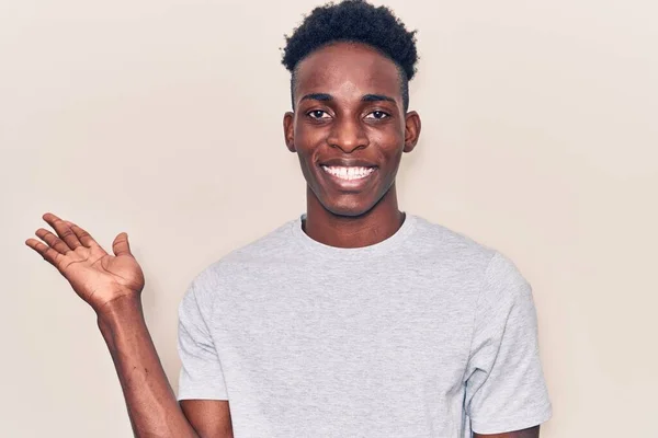 Jovem Afro Americano Vestindo Roupas Casuais Sorrindo Alegre Apresentando Apontando — Fotografia de Stock