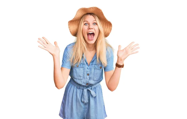 Giovane Bella Donna Bionda Con Cappello Estivo Vestito Che Celebra — Foto Stock