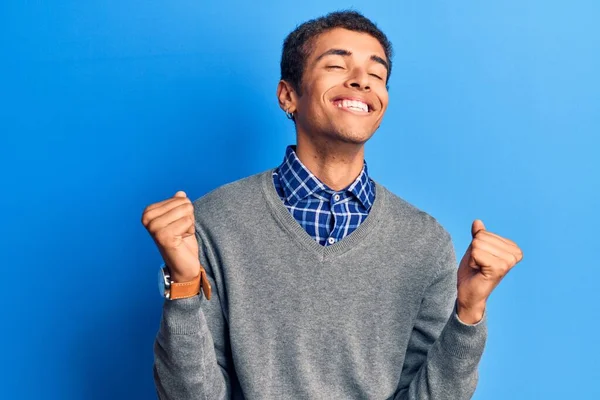 Ung Afrikansk Amercian Man Bär Casual Kläder Mycket Glad Och — Stockfoto