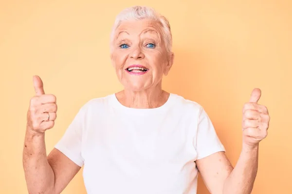 Senior Bella Donna Con Gli Occhi Azzurri Capelli Grigi Indossa — Foto Stock