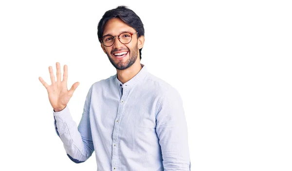 Bonito Homem Hispânico Vestindo Camisa Negócios Óculos Mostrando Apontando Para — Fotografia de Stock