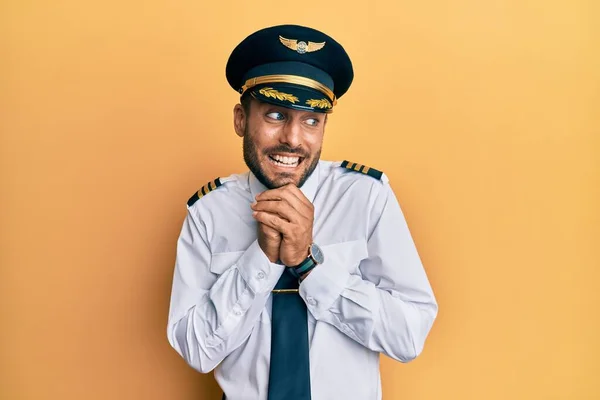 Pohledný Hispánec Uniformě Pilota Letadla Nervózně Směje Nadšený Rukama Bradě — Stock fotografie