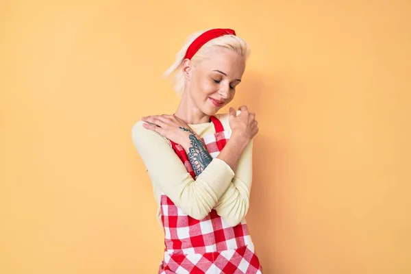 Mujer Rubia Joven Con Tatuaje Vistiendo Delantal Panadero Profesional Abrazándose — Foto de Stock