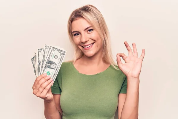 Junge Schöne Blonde Frau Hält Ein Bündel Dollarnoten Über Weißem — Stockfoto