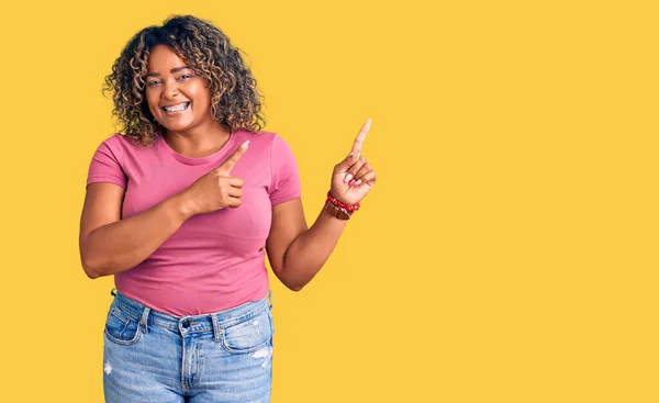 Joven Afroamericana Mujer Talla Grande Vistiendo Ropa Casual Sonriendo Mirando — Foto de Stock