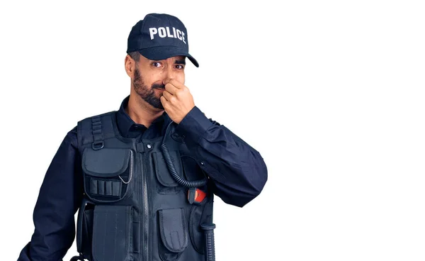 Jeune Homme Hispanique Portant Uniforme Police Sentant Quelque Chose Puant — Photo