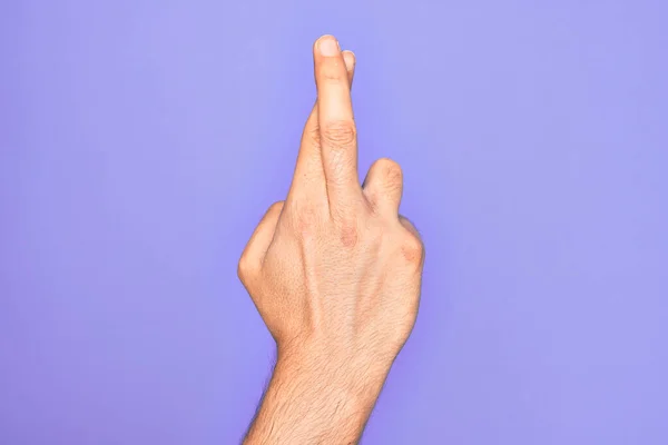 Рука Кавказского Молодого Человека Показывающего Пальцами Изолированном Фиолетовом Фоне Жестикулирующие — стоковое фото