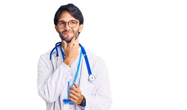 Hombre Hispano Guapo Vistiendo Uniforme Médico Estetoscopio Cara Seria Pensando —  Fotos de Stock