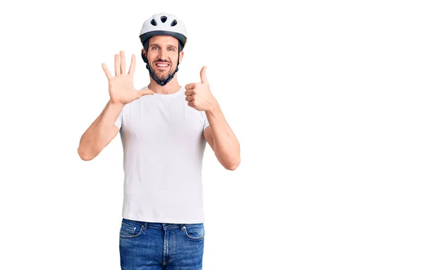 Bisiklet Kaskı Takan Genç Yakışıklı Adam Numarayı Gösterip Işaret Ederken — Stok fotoğraf