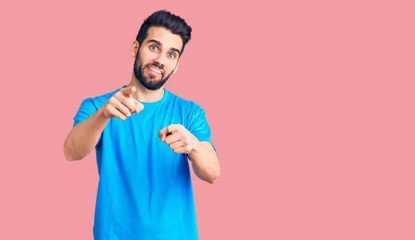 Junger Gutaussehender Mann Mit Bart Und Lässigem Shirt Der Mit — Stockfoto