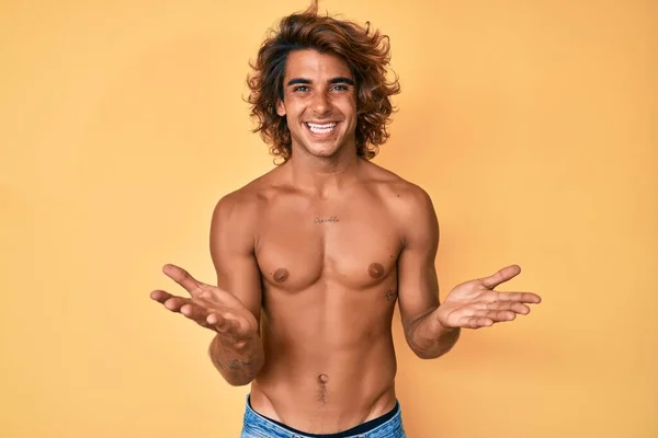 Jovem Hispânico Sem Camisa Sorrindo Alegre Com Braços Abertos Como — Fotografia de Stock