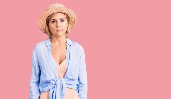 Mujer Rubia Joven Con Sombrero Verano Con Expresión Seria Cara —  Fotos de Stock