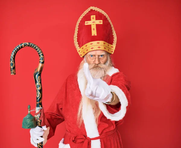 Velho Homem Sênior Com Cabelos Grisalhos Barba Comprida Vestindo Traje — Fotografia de Stock