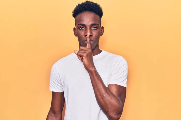 Gündelik Giysiler Giymiş Genç Afro Amerikan Bir Adam Sessiz Olmak — Stok fotoğraf