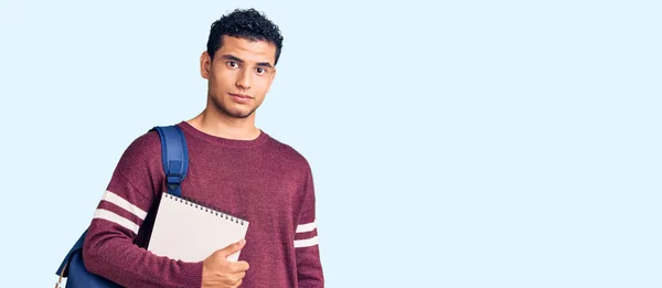 Hombre Joven Guapo Hispano Usando Mochila Estudiante Actitud Pensamiento Portátil —  Fotos de Stock