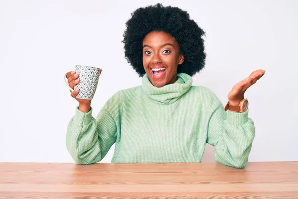 Fiatal Afro Amerikai Iszik Csésze Kávét Ünneplő Teljesítmény Boldog Mosollyal — Stock Fotó