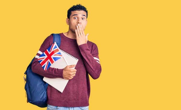 Hispanisch Gut Aussehender Junger Mann Austauschstudent Der Eine Fahne Hält — Stockfoto