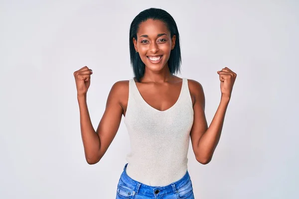 Ung Afrikansk Amerikansk Kvinna Bär Casual Kläder Skriker Stolt Firar — Stockfoto