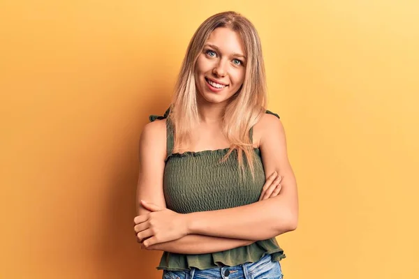 Ung Blondine Kvinde Iført Afslappet Tøj Glad Ansigt Smilende Med - Stock-foto