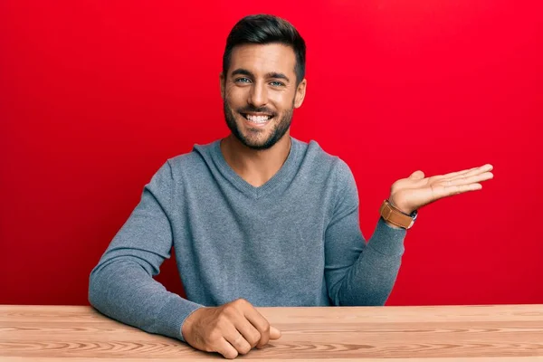 Hombre Hispano Guapo Usando Estilo Casual Sentado Mesa Sonriendo Alegre — Foto de Stock