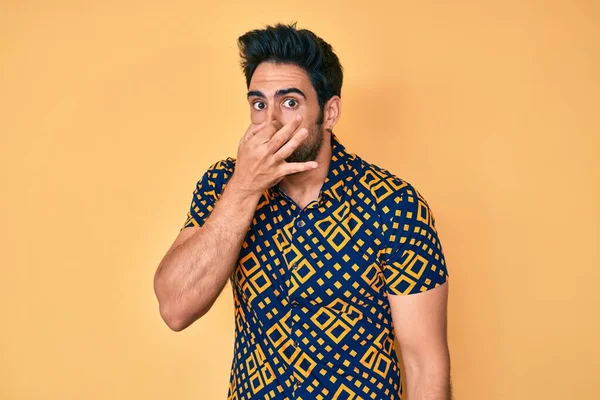 Hombre Hispano Guapo Con Barba Con Camisa Estilo Disco Los —  Fotos de Stock