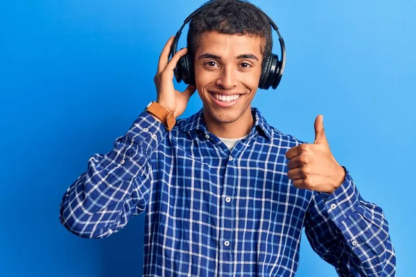 Νεαρός Αφρικανός Αμερικανός Άνθρωπος Ακούγοντας Μουσική Χρησιμοποιώντας Ακουστικά Χαμογελώντας Χαρούμενος — Φωτογραφία Αρχείου