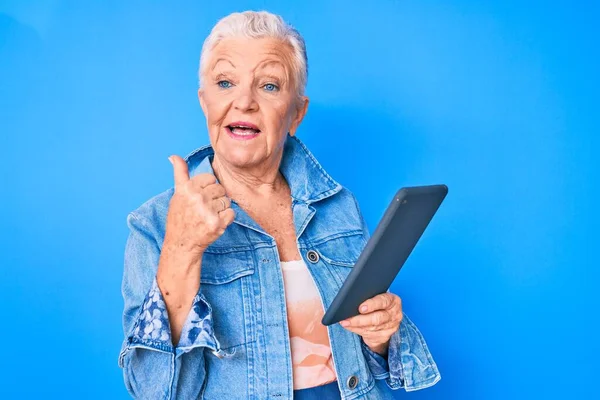 Mulher Bonita Sênior Com Olhos Azuis Cabelos Grisalhos Usando Dispositivo — Fotografia de Stock