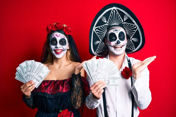 Par Bär Dagen Den Döda Kostymen Håller Dollar Firar Seger — Stockfoto