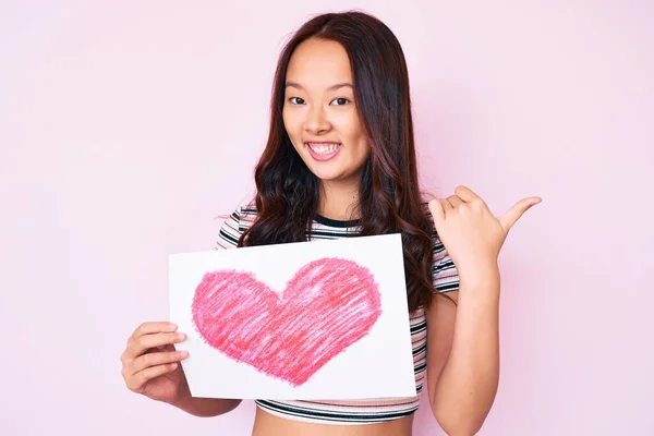 Giovane Bella Ragazza Cinese Possesso Carta Forma Cuore Che Punta — Foto Stock