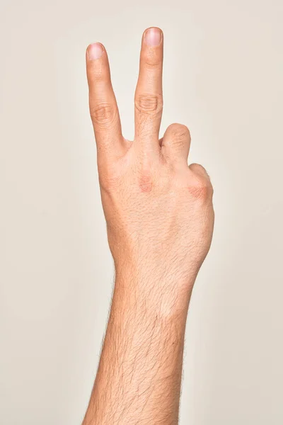 Ręka Kaukaski Młody Człowiek Pokazując Palce Odizolowanym Białym Tle Licząc — Zdjęcie stockowe