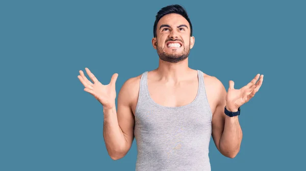 Homem Bonito Jovem Vestindo Roupa Banho Camiseta Sem Mangas Louco — Fotografia de Stock