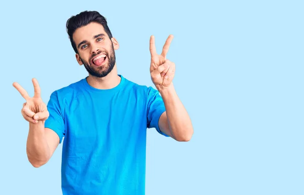 Joven Hombre Guapo Con Barba Vistiendo Camiseta Casual Sonriendo Con —  Fotos de Stock