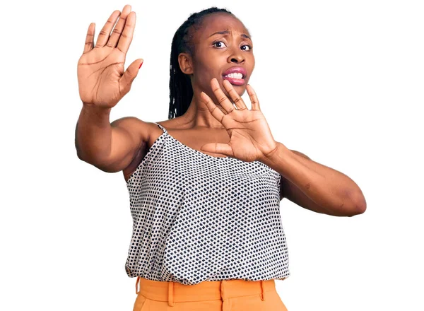 Młoda Afroamerykanka Luźnych Ciuchach Przestraszona Przerażona Strachem Zatrzymuje Gesty Dłońmi — Zdjęcie stockowe