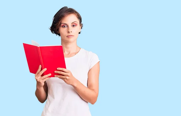 Mulher Bonita Com Cabelo Curto Lendo Uma Atitude Pensamento Livro — Fotografia de Stock